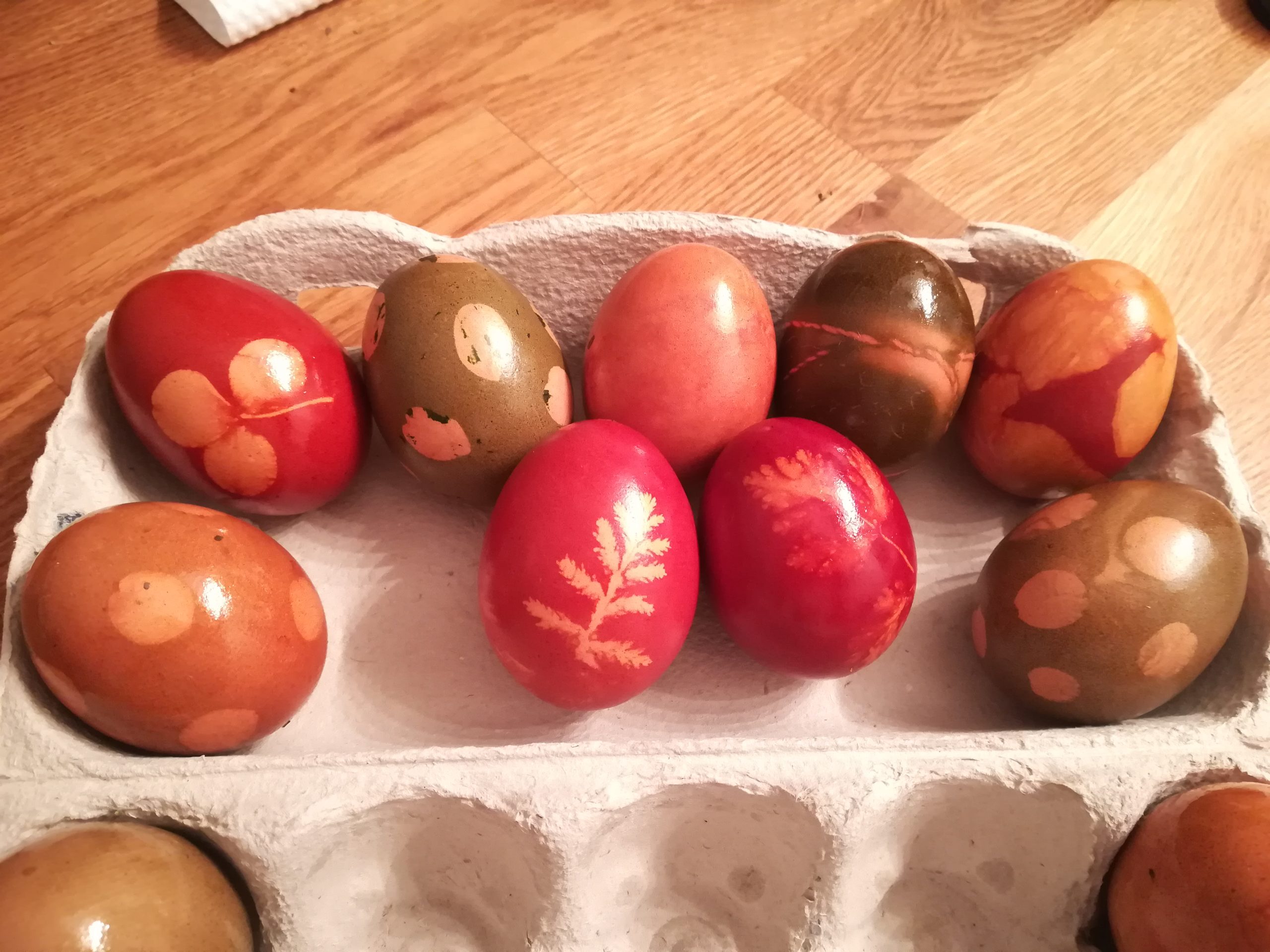 Eier färben, Ostern, natürlich, Zwiebelschalen, Mate, Rote Bete, Kochfarbe, Pflanzenmuster